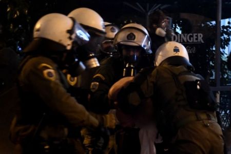 Αντιδράσεις για την φωτογραφία με τη βίαιη προσαγωγής διαδηλωτή στα Εξάρχεια