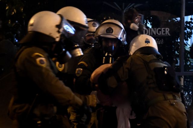 Αντιδράσεις για την φωτογραφία με τη βίαιη προσαγωγής διαδηλωτή στα Εξάρχεια