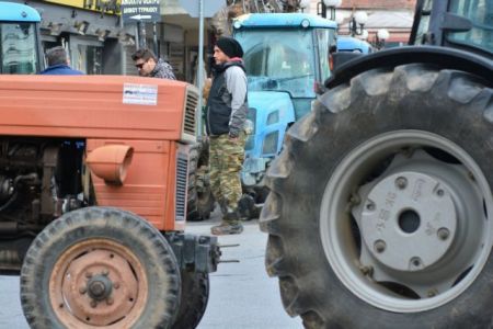Αγρότες απέκλεισαν την εθνική οδό στην Καρδίτσα