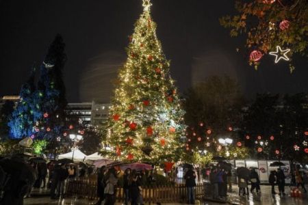 Φωταγωγήθηκε το χριστουγεννιάτικο δένδρο στην πλατεία Συντάγματος
