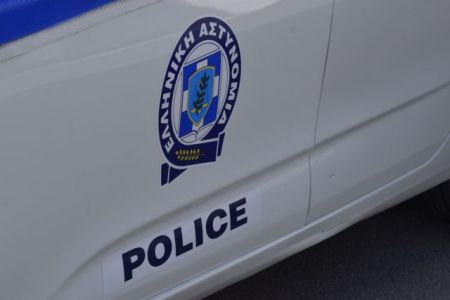 Συνθήματα με μπογιές και φυλλάδια έξω από τα γραφεία της εφημερίδας «Δημοκρατία»