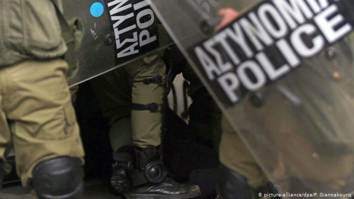 Μια ιστορία που σπιλώνει την ελληνική αστυνομία