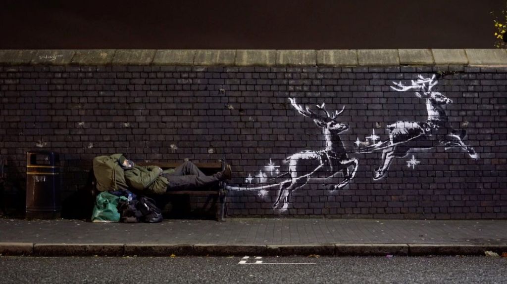 Το συγκινητικό χριστουγεννιάτικο γκράφιτι του Banksy με τον άστεγο «Άγιο Βασίλη»