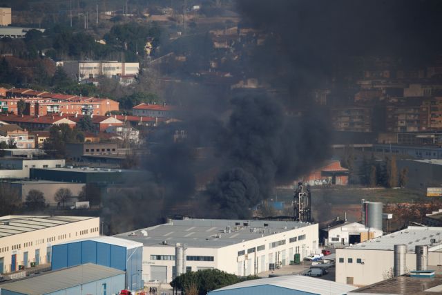 Βαρκελώνη: Φωτιά σε εργοστάσιο χημικών – Εκκενώνεται η περιοχή
