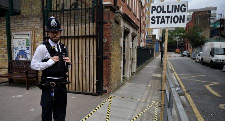 Μ. Βρετανία: Ενισχυμένα μέτρα ασφαλείας στα εκλογικά κέντρα μετά από κρούσματα παρενόχλησης