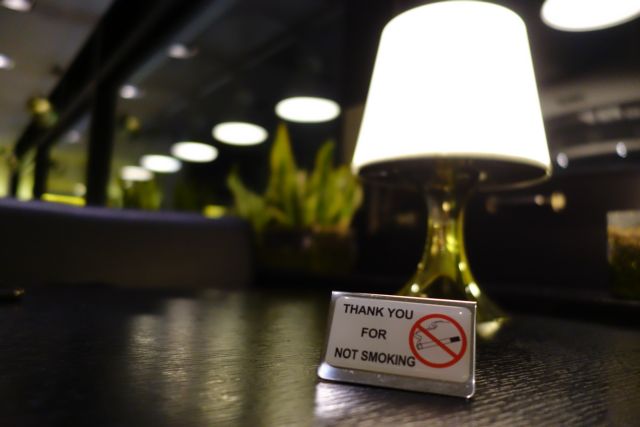 Αντικαπνιστικός νόμος: οι καταστηματάρχες προσφεύγουν στο ΣτΕ και ζητούν λέσχες καπνού