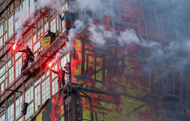 Κλιματική αλλαγή:  «Φωτιά» στο κτίριο του Ευρωπαϊκού Συμβουλίου από ακτιβιστές