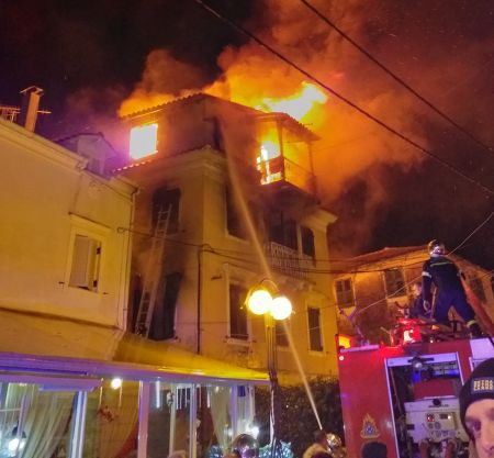 Μεγάλη φωτιά σε τριώροφη μονοκατοικία στην Κέρκυρα