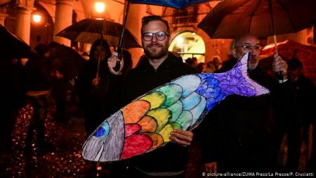 Οι Σαρδέλες στριμώχνουν τον Σαλβίνι