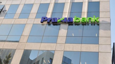 Η Praxia Bank συρρικνώνεται – Οι απολύσεις και το «αντίο» της Σακελλαρίου
