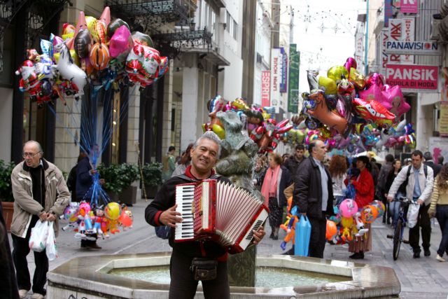 Εορταστικό ωράριο: Ποιες Κυριακές θα είναι ανοιχτά τα καταστήματα