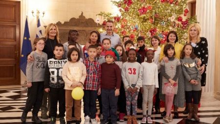 Mε τα παιδιά της «Κιβωτού» Κυριάκος και Μαρέβα στόλισαν το δένδρο στο Μαξίμου