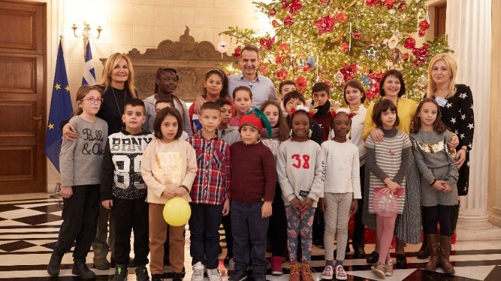 Mε τα παιδιά της «Κιβωτού» Κυριάκος και Μαρέβα στόλισαν το δένδρο στο Μαξίμου