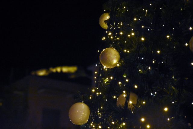 Φωταγωγήθηκε σε κλίμα συγκίνησης το χριστουγεννιάτικο δέντρο στο Μάτι