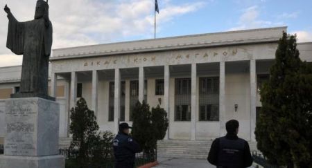 Κόρινθος: Αποδοκιμασία από το πλήθος για τους δολοφόνους της 73χρονης
