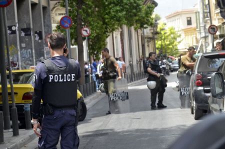 Βουλή: Σύγκρουση για την καταγγελία ότι αστυνομικοί ζήτησαν από 22χρονη να κατεβάσει το παντελόνι της