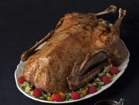 Ψητή χήνα με σάλτσα βατόμουρο