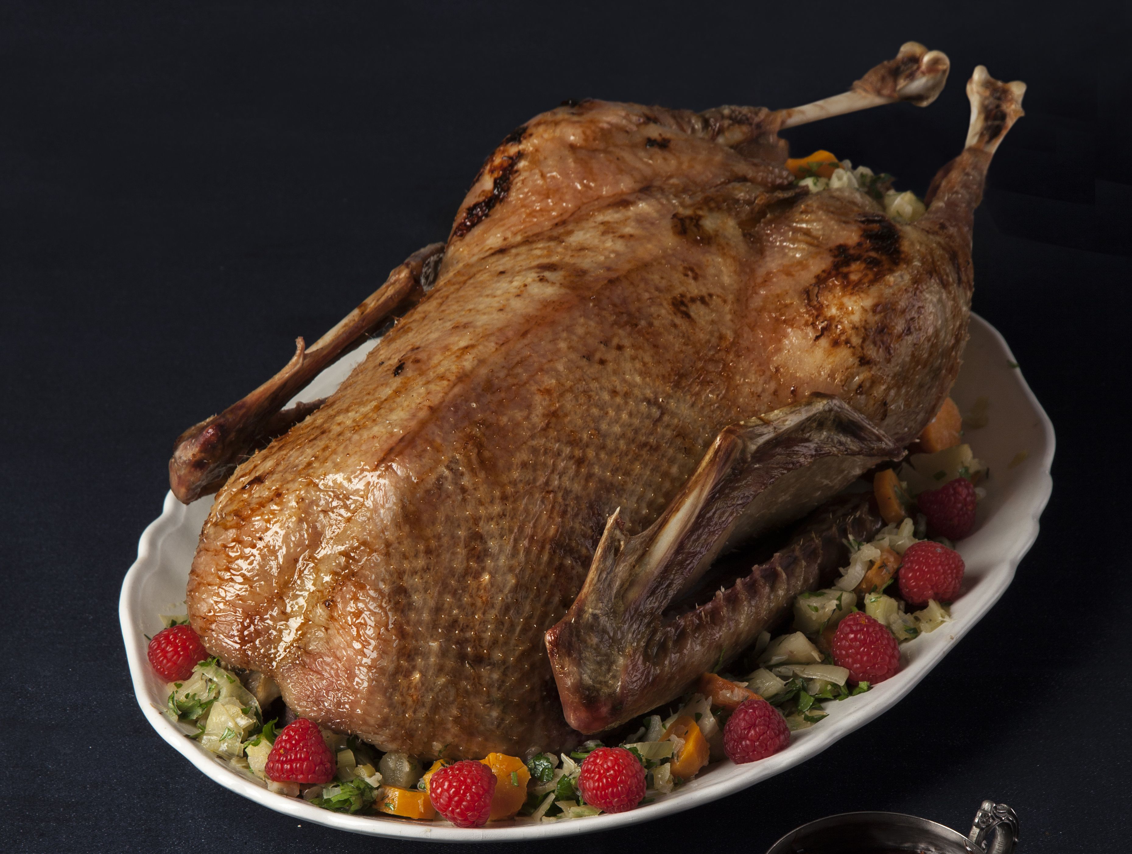 Ψητή χήνα με σάλτσα βατόμουρο