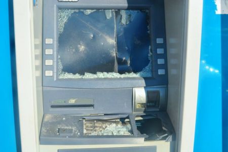 Ζημιές από καταδρομική επίθεση κουκουλοφόρων σε καταστήματα στο Σύνταγμα