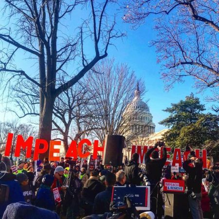 Διαδήλωση στις ΗΠΑ: «Ο Τραμπ πρέπει να φύγει», «είναι ένας προδότης»