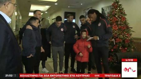 Ολυμπιακός: Οι παίκτες μοίρασαν δώρα και ευχές σε παιδιά στο Metropolitan