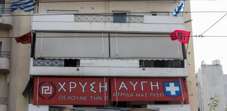 Ελεύθεροι με περιοριστικούς όρους οι δύο κατηγορούμενοι για τις επιθέσεις στα γραφεία της ΧΑ