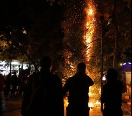 Εξάρχεια: Βίντεο με την πυρπόληση του Χριστουγεννιάτικου δέντρου