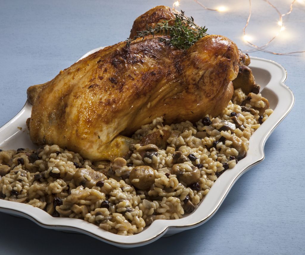 Φραγκόκοτα ψητή με κάστανα, σταφίδες και ρύζι