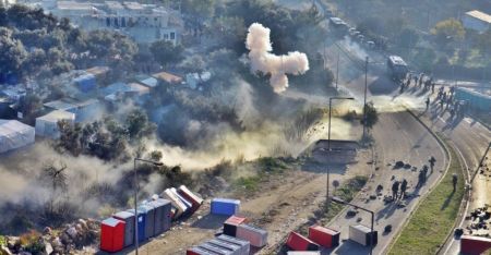 Σάμος: Πετροπόλεμος και ρίψη χημικών μεταξύ προσφύγων-αστυνομικών