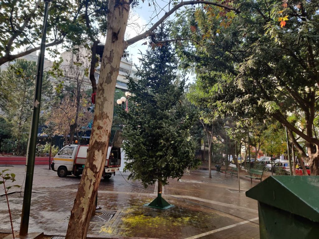 Εξάρχεια: Νέο χριστουγεννιάτικο δέντρο στην πλατεία