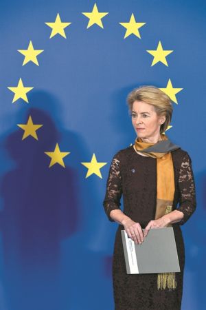 Κίτρινη κάρτα σε Φον ντερ Λάιεν για τα εμβόλια