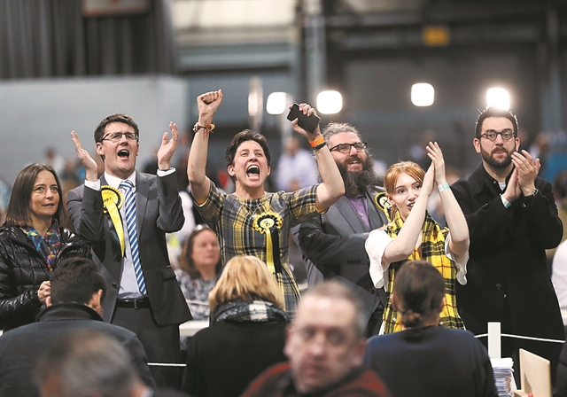 Ο απλοϊκός Τζόνσον, ο καταστροφικός Κόρμπιν