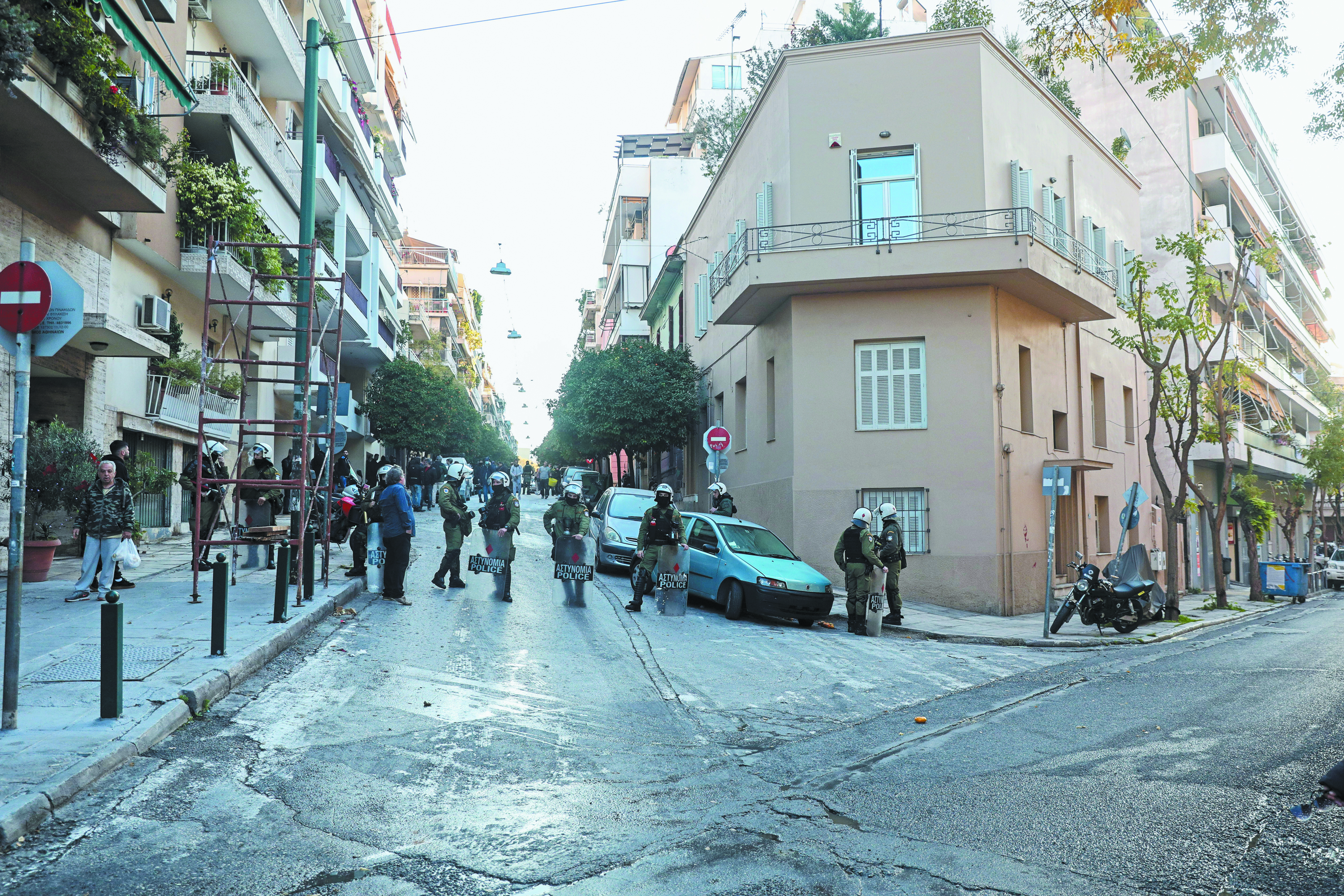 Κουκάκι: Η επιχείρηση της ΕΛ.ΑΣ, τα κενά στον σχεδιασμό και οι μαρτυρίες