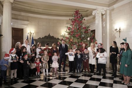 Μέγαρο Μαξίμου: Χριστουγεννιάτικα κάλαντα από όλη την Ελλάδα άκουσε ο Πρωθυπουργός