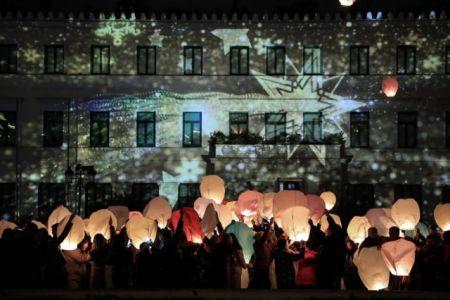 Χριστουγεννιάτικη «νύχτα των ευχών» στην Αθήνα με πολύχρωμα φαναράκια