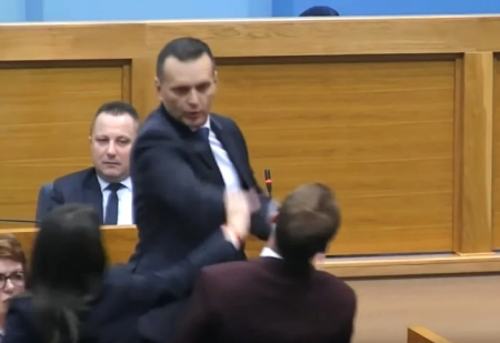 Βοσνία: Υπουργός χαστούκισε βουλευτή μέσα στη Βουλή