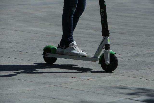 Γερμανία: Συνελήφθη μεθυσμένος με πατίνι σε αυτοκινητόδρομο