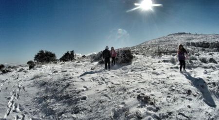 Καιρός:  Η Πάρνηθα «έβαλε τα άσπρα της»