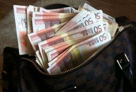 Βρήκε σακίδιο με 16.000 ευρώ και το επέστρεψε στον ιδιοκτήτη του