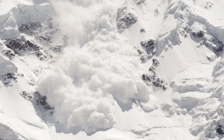Χιονοστιβάδες έπληξαν θέρετρα σε Αυστρία και Ελβετία