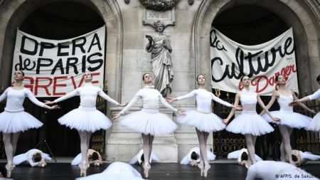 Σε απεργιακό κλοιό παραμένει η Γαλλία