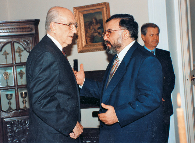 Θάνος Μικρούτσικος: Η πολιτική δράση και η προσφορά του στον Πολιτισμό