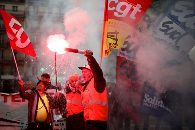 Παρίσι : Με δακρυγόνα απάντησε η αστυνομία στους διαδηλωτές