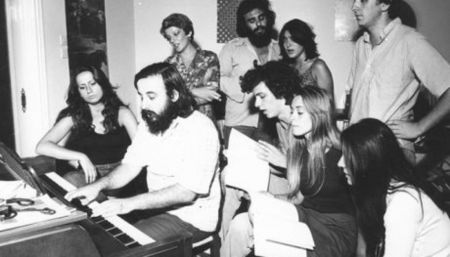Θάνος Μικρούτσικος : Τα τραγούδια του σπουδαίου μουσικού που «μεγάλωσαν» γενιές