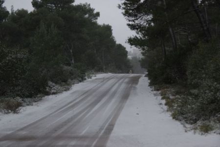 Καιρός: Η Ζηνοβία έριξε τον υδράργυρο κάτω από το μηδέν – Πού έχει διακοπεί η κυκλοφορία στην Αττική