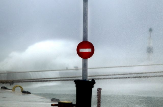 Κακοκαιρία : Δεμένα τα πλοία σε Πειραιά, Ραφήνα, Λαύριο