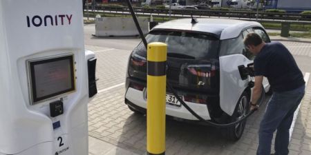 Ηλεκτρικά αυτοκίνητα: Στα πλάνα της κυβέρνησης η επιδότηση των ταχυφορτιστών τους