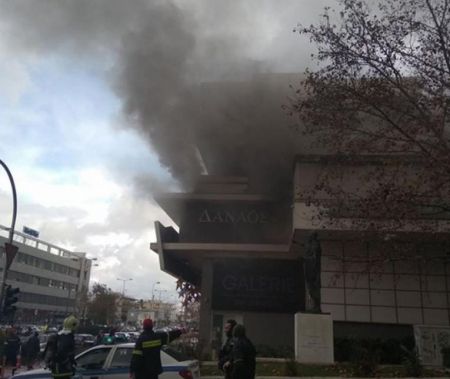 Φωτιά σε κτίριο που στεγάζεται πολυκατάστημα στο Χολαργό