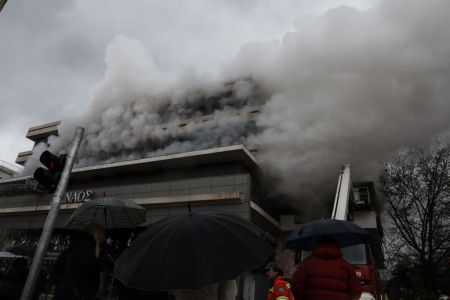 Υπό έλεγχο η φωτιά που ξέσπασε σε πολυκατάστημα στον Χολαργό