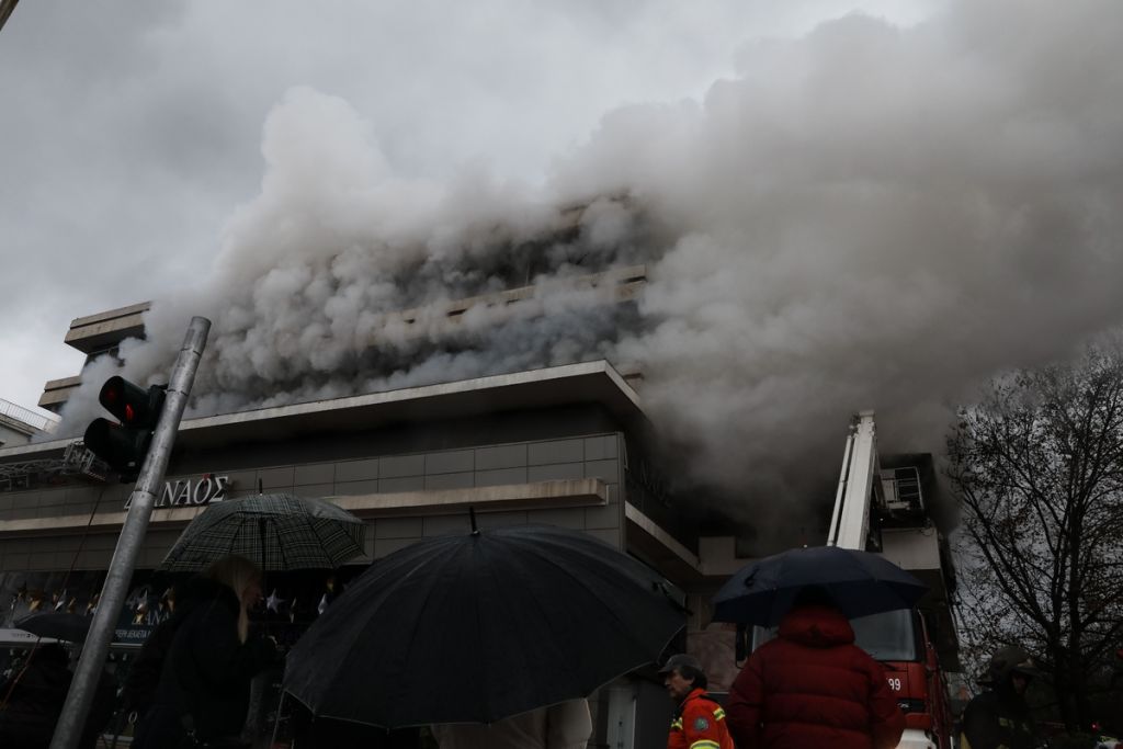 Υπό έλεγχο η φωτιά που ξέσπασε σε πολυκατάστημα στον Χολαργό